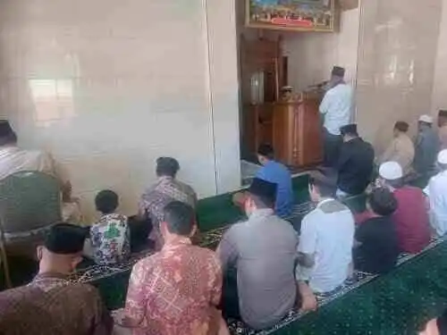 Wakapolsek Cikupa Bersama Kanit Binmas dan Bhabinkamtibmas Laksanakan Sholat Jumat Keliling, Perkuat Silaturahmi dengan Jamaah