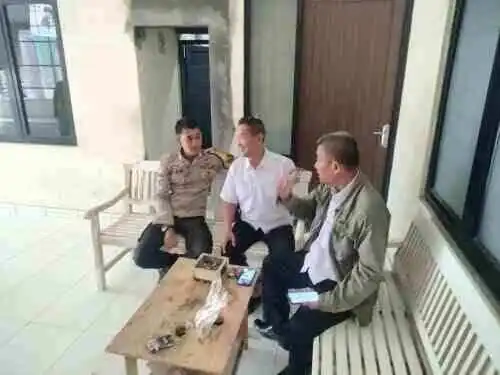 Bhabinkamtibmas Desa Cibadak Intensifkan Cooling System di Kantor Desa, Perkuat Sinergi Ciptakan Kamtibmas Kondusif