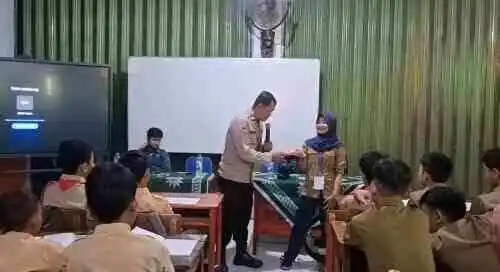 Bhabinkamtibmas Polsek Cikupa Jadi Narasumber MPLS SMP Muhammadiyah 48 Cikupa, Tanamkan Kesadaran Hukum Sejak Dini