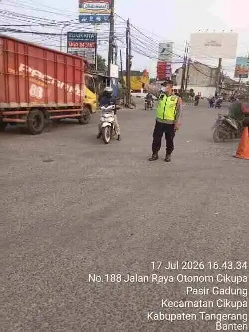 IPTU Rusandi Pimpin Pengaturan Lalu Lintas di Simpang Cikupamas, Wujudkan Kamseltibcar dan Urai Kemacetan