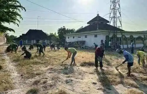 Jejak Bakti Satgas TMMD 129 Bojonegoro: Jadikan Halaman Masjid Dusun Krebet Bersih dan Nyaman untuk Ibadah