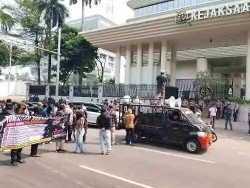 Spanduk Dibakar Saat Aksi, Polisi Amankan Unjuk Rasa NATO di Depan Kejagung