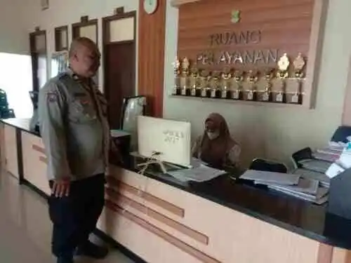 Bhabinkamtibmas Polsek Cikupa Sosialisasikan Layanan 110 di Kantor Desa Budimulya