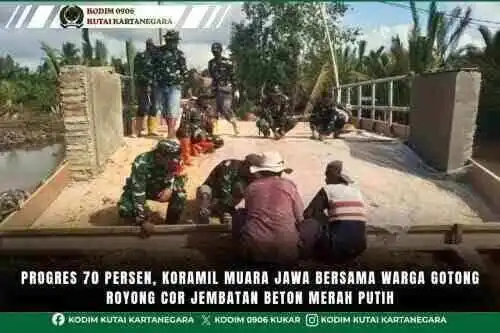Progres 70 Persen, Koramil Muara Jawa Bersama Warga Gotong Royong Cor Jembatan Beton Merah Putih