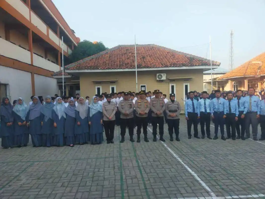 Polisi Peduli Pendidikan, Kasat Binmas Polresta Tangerang Jadi Pembina Upacara di SMA IT Smart Syahida Cikupa