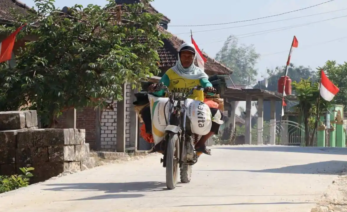 Senyum Warga Merekah: Jalan Beton TMMD 129 Bojonegoro di Kesongo Terwujud