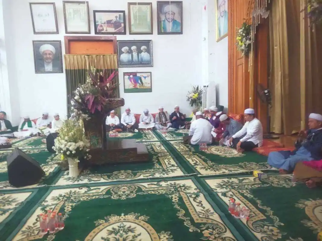 Jelang HUT ke-81 RI, Gedung Grahadi Surabaya Bergema Shalawat Bersama Gubernur Jatim dan Habib Syech