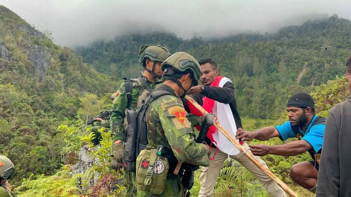 Satu Tiang, Satu Semangat, Satu Indonesia, Satgas Yonif 2 Marinir Bersama Pemuda Komopa Kibarkan Merah Putih