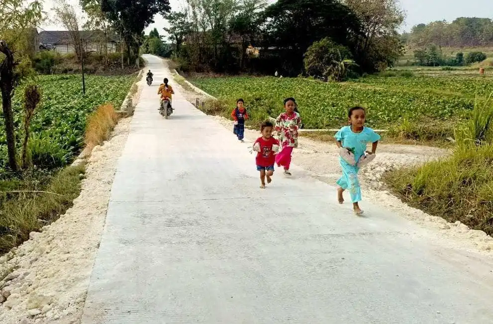 Senyum Ceria Anggi dan Jalan Beton TMMD 129 Bojonegoro yang Mengubah Suasana Sore di Dusun Mundu