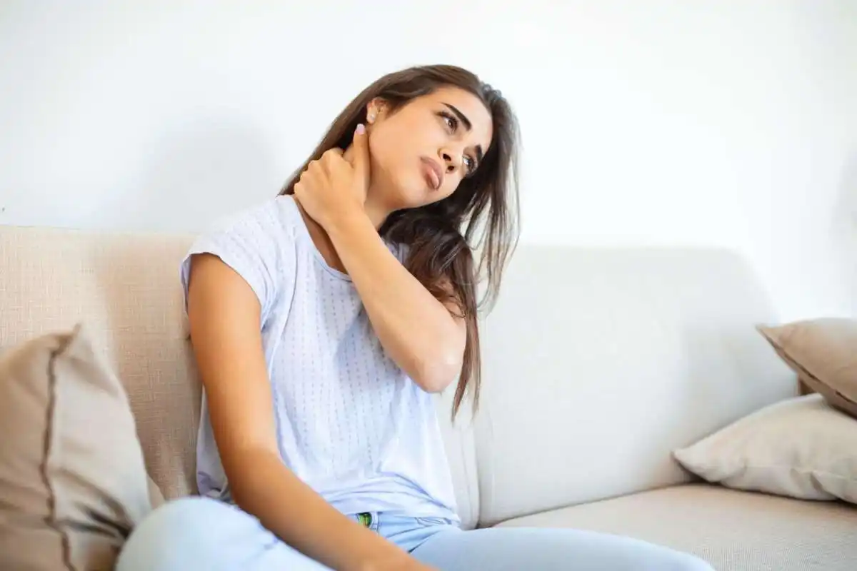 Cara Efektif Meredakan Leher Kaku Akibat Salah Posisi Tidur