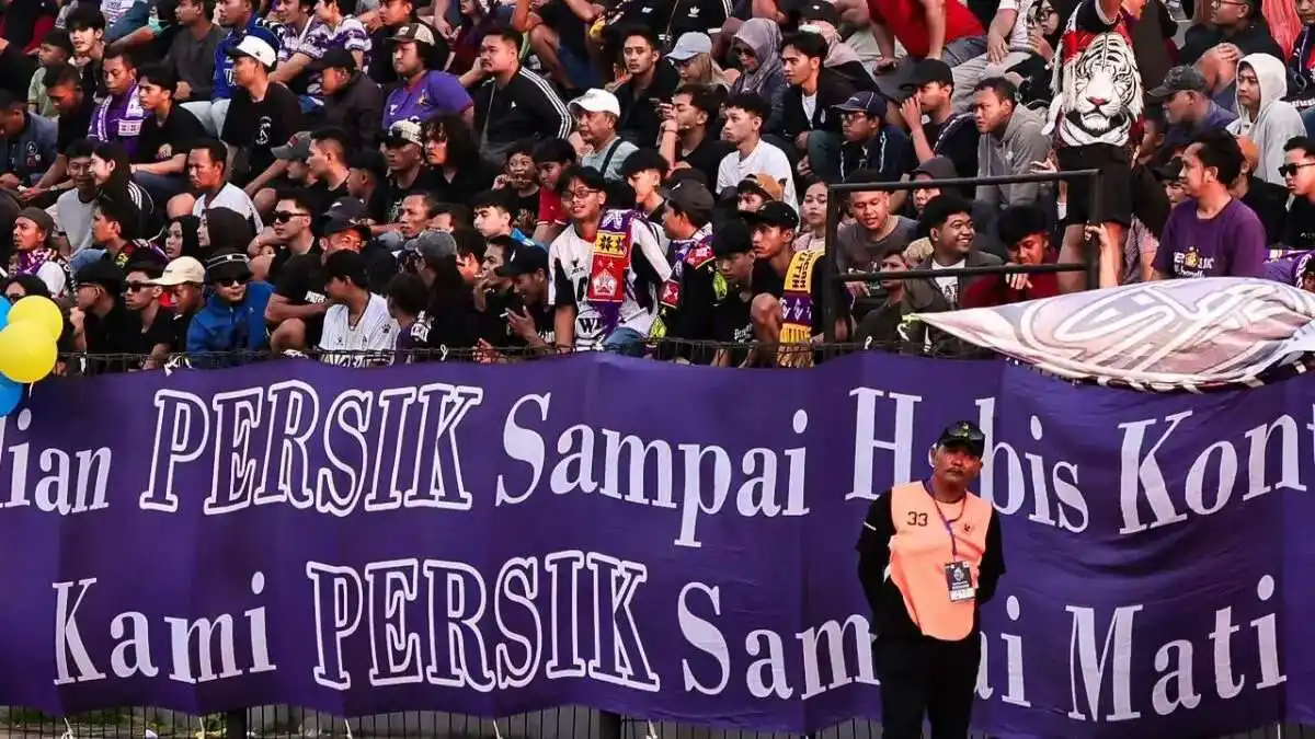 Kericuhan Suporter di Pertandingan Persik Kediri vs Dewa United