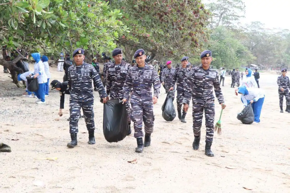 Aksi Bersih Pantai Tanjung Kasuari Dalam Rangka HUT Ke-81 TNI AL