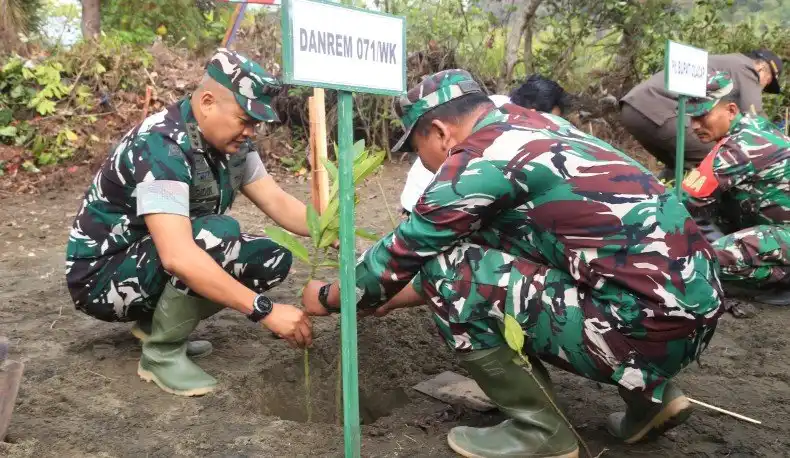 Aksi TNI Tanam Mangrove di Cilacap