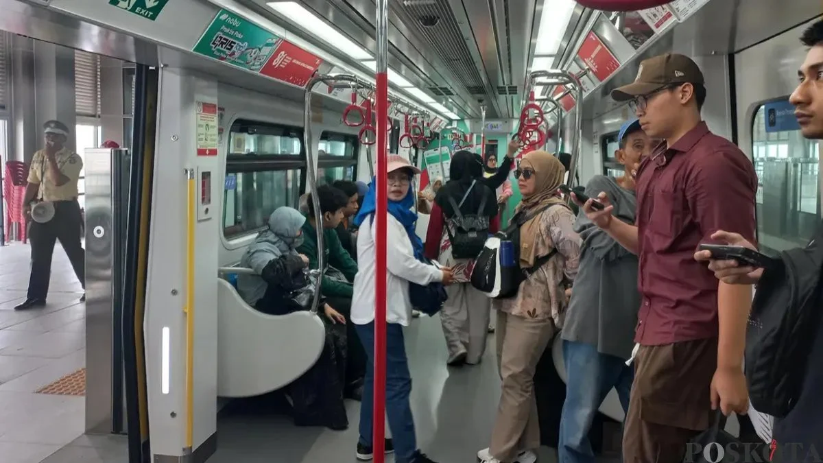 Warga Manfaatkan Hari Terakhir Tarif Rp8 untuk Menjajal LRT Jakarta