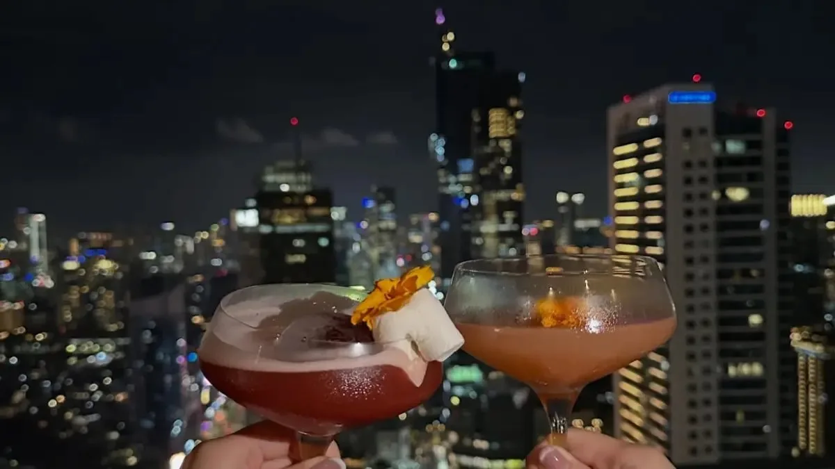 Menikmati Keindahan Malam Jakarta dari Rooftop Cafe