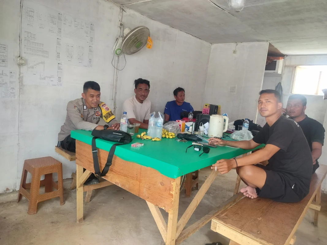 Cooling System dan DDS, Bripka Ristyanto Sambangi Warga Desa Cibadak Perkuat Kamtibmas