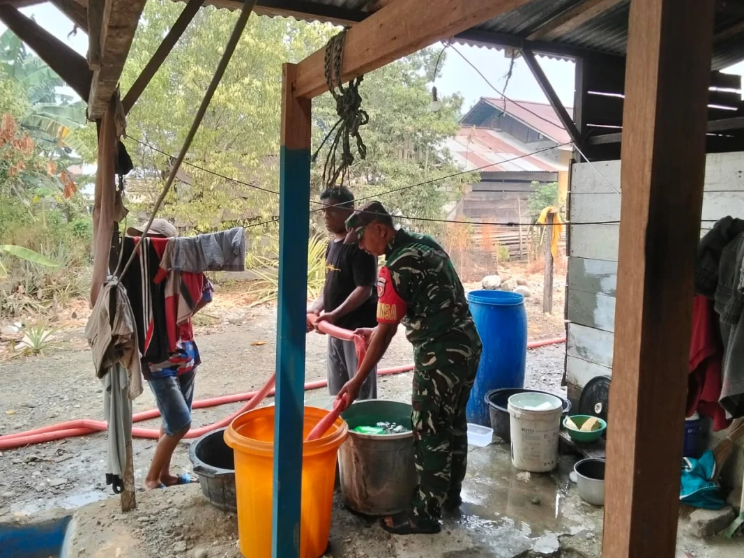 Babinsa Kodim 1505/Tidore Turun Langsung, Bantu Warga Penuhi Kebutuhan Air