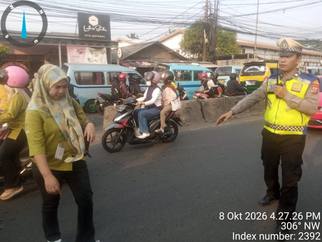 PECAK Pagi, IPTU Pius Andreas Stephanus Bersama Personel Lantas Polsek Cikupa Atur Lalu Lintas di Pertigaan Columbus