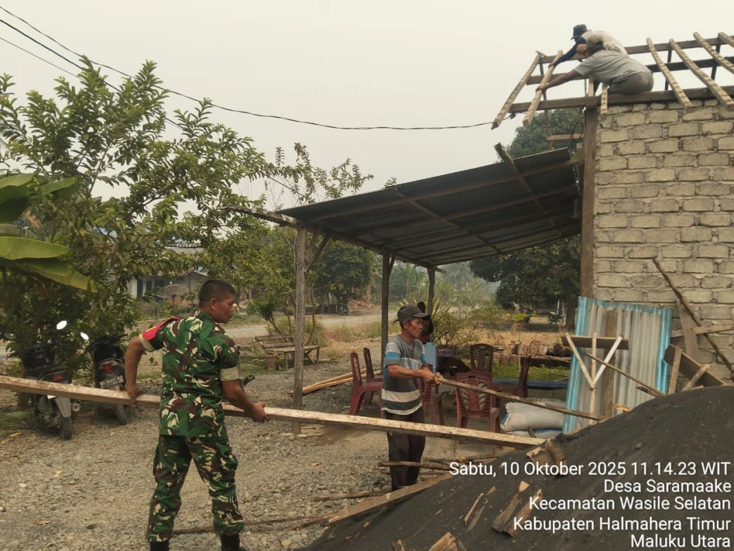 TNI Hadir untuk Rakyat, Babinsa Koramil 02/Wasile bersama Warga Kompak Bergotong Royong Bantu Pembongkaran Genteng Rumah