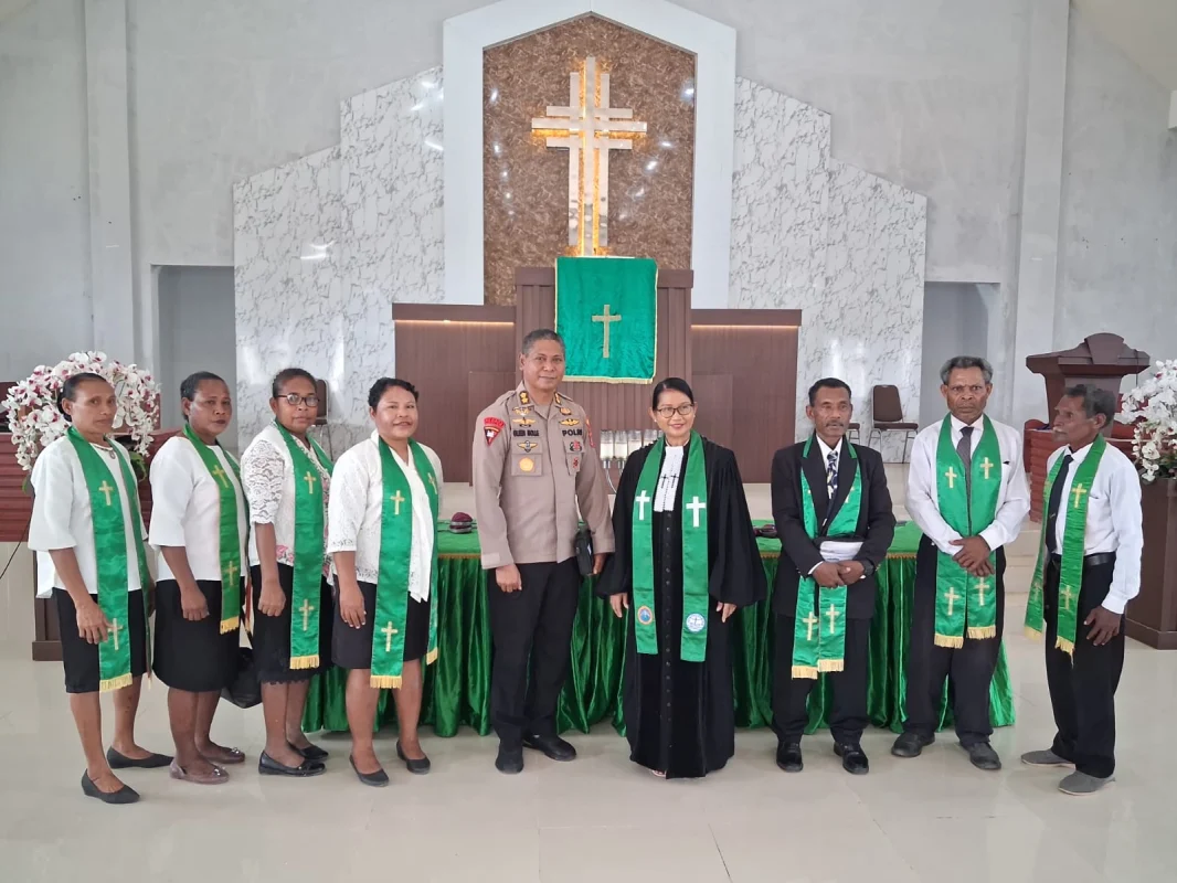 Wujudkan Semangat “Polisi Bersama Masyarakat”, Wakapolresta Sorong Kota Ajak Jemaat Gereja Paulus Saoka Peduli Kamtibmas dan Lingkungan