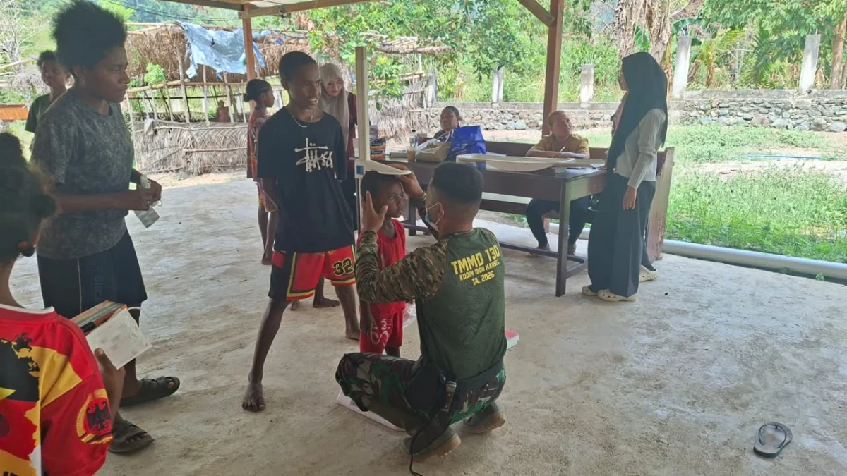 Cegah Stunting, Dinas Kesehatan Mansel Bersama Satgas TMMD ke-130 Kodim 1808/Mansel Lakukan Pengukuran Tinggi dan Berat Badan Anak di Kampung Yamboi