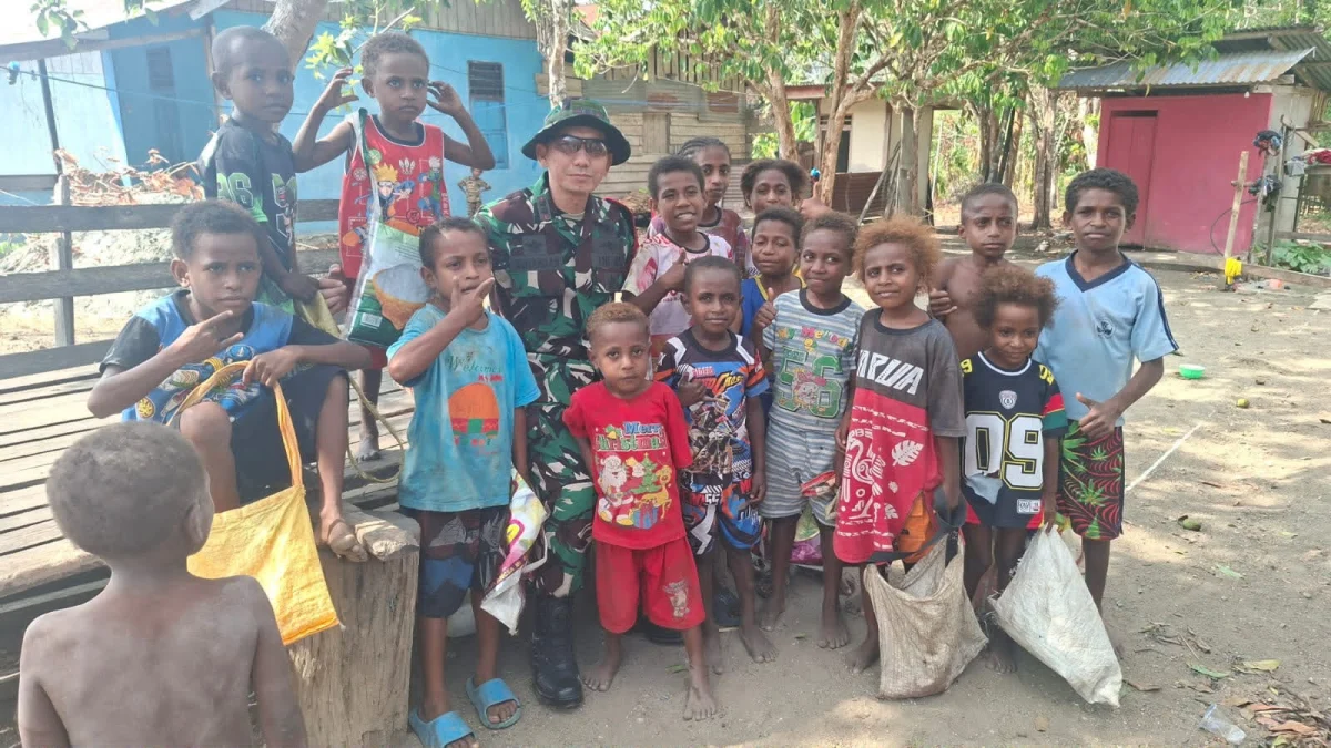 DANDIM 1808/MANOKWARI SELATAN MENYAPA ANAK-ANAK KAMPUNG YAMBOI, LOKASI TMMD Ke-130