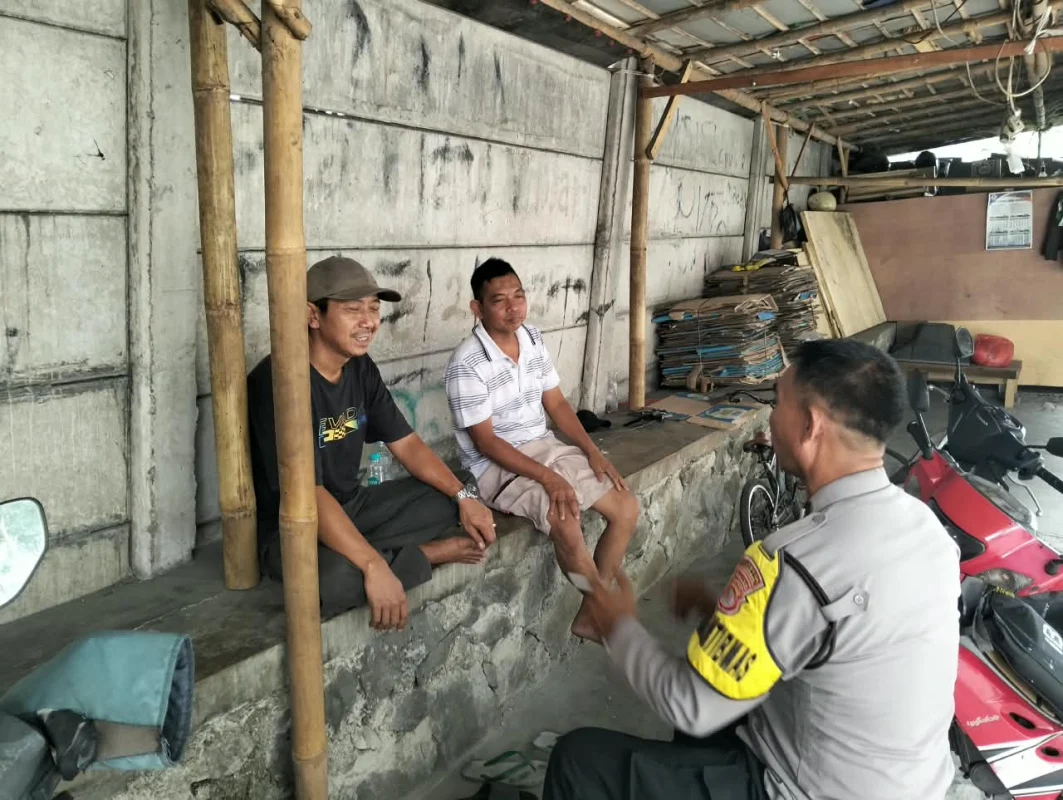 Sambangi Ketua RT di Ciapus, Aipda Ilyas Perkuat Silaturahmi dan Kamtibmas