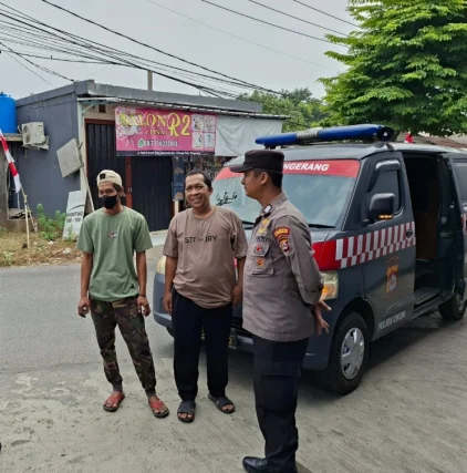 Cegah Karhutla, Aipda S. Hamdi dan Brigadir Agung Sampaikan Imbauan kepada Warga Sukamulya