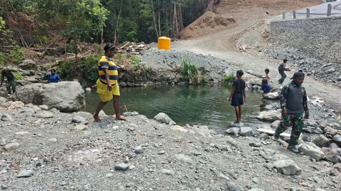Jaga Kejernihan Air Sungai, Satgas TMMD Ke-130 Bersama Warga Terus Lestarikan Sungai Yamboi