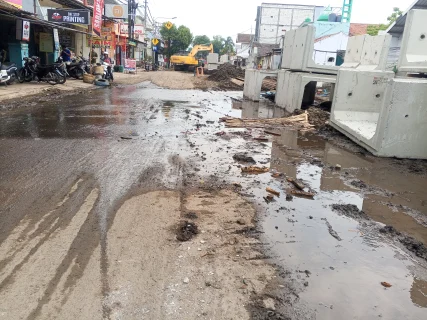 Bau Menyengat hingga Debu Ganggu Pedagang, Proyek Drainase Kota Probolinggo Dikeluhkan