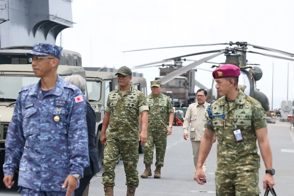 Wapang TNI Dampingi Menhan RI Anugerahkan Satyalancana Dharma Samudera kepada Personel JMSDF