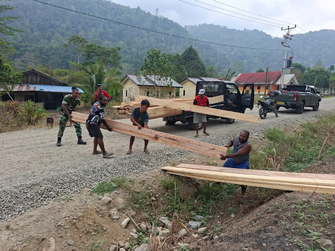 Penuh Semangat Kebersamaan, Gotong Royong Satgas TMMD Kodim 1808/Mansel Bersama Masyarakat