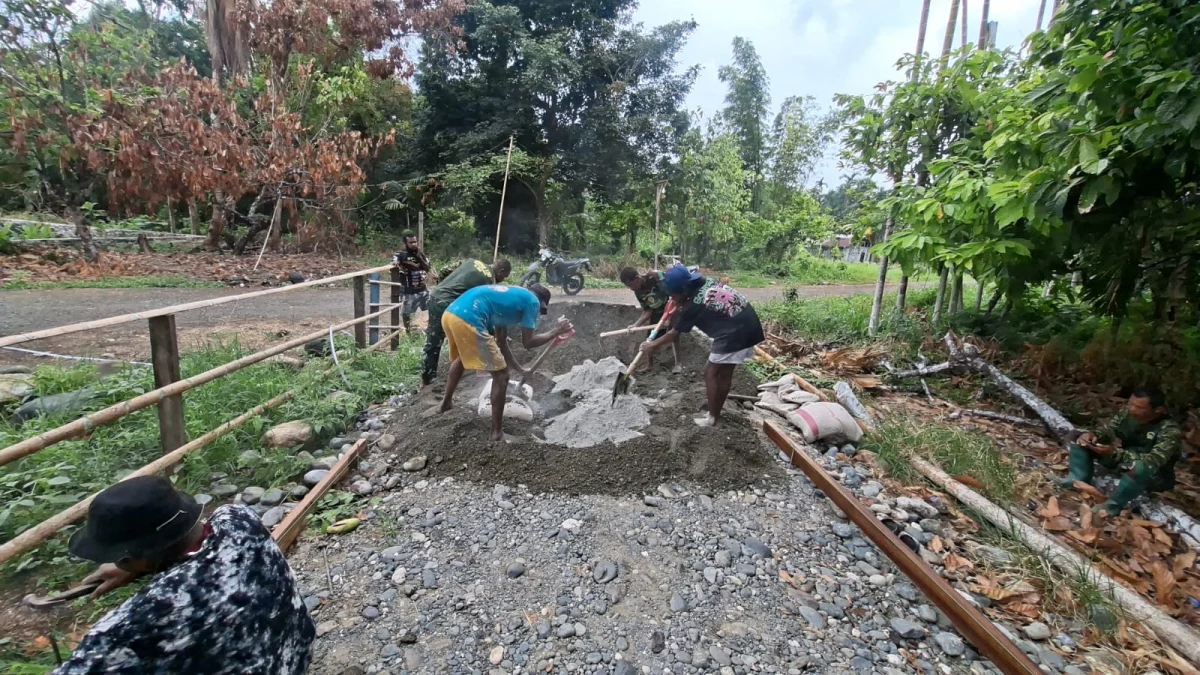 Bergotong Royong, Satgas TMMD ke-130 Kodim 1808/Mansel Bersama Masyarakat Membangun Jalan