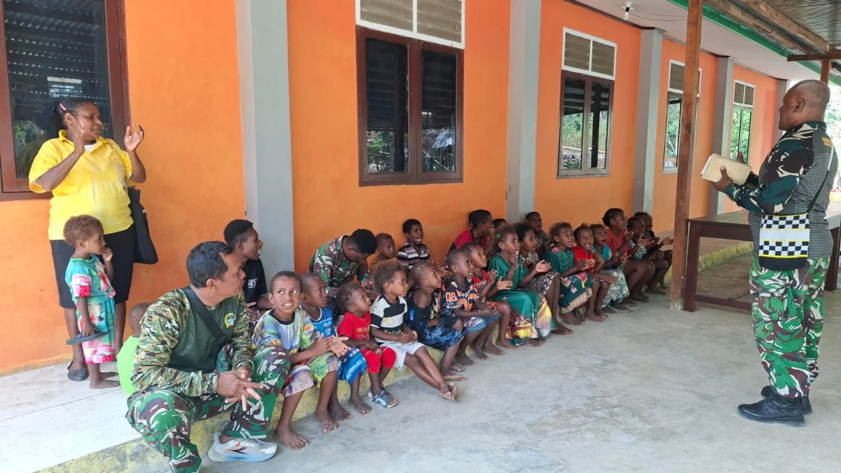 Penuh Keakraban, Sertu Nixon Pimpin Ibadah Bersama Anak-Anak Kampung Yamboi