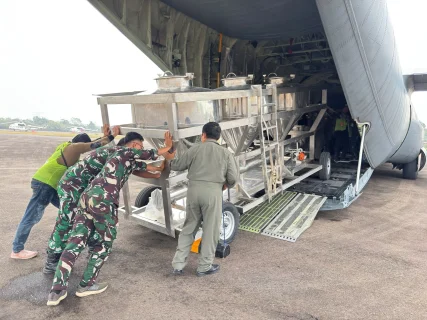 Percepat Penanganan Karhutla di Palembang, Satgas Udara Semai 7,2 Ton Dry Ice dan NaCl