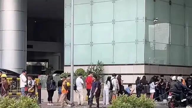 Antrean Pengambilan iPhone 18 Pro Membludak, Situasi Sempat Ricuh