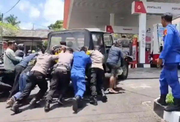 Polisi Bantu Pengendara yang Kehabisan BBM di Tengah Antrean Gianyar