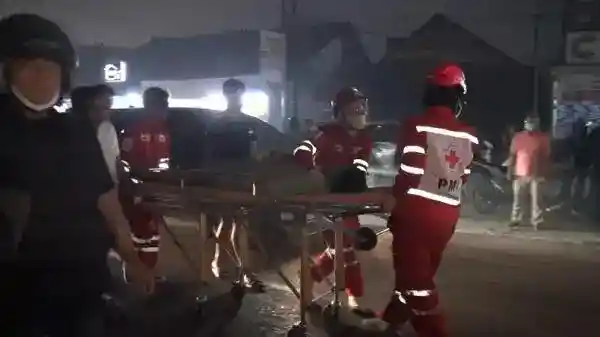 Kabut Asap Menyelimuti Jalan Yos Sudarso, Pemotor Luka Setelah Tabrak Mobil