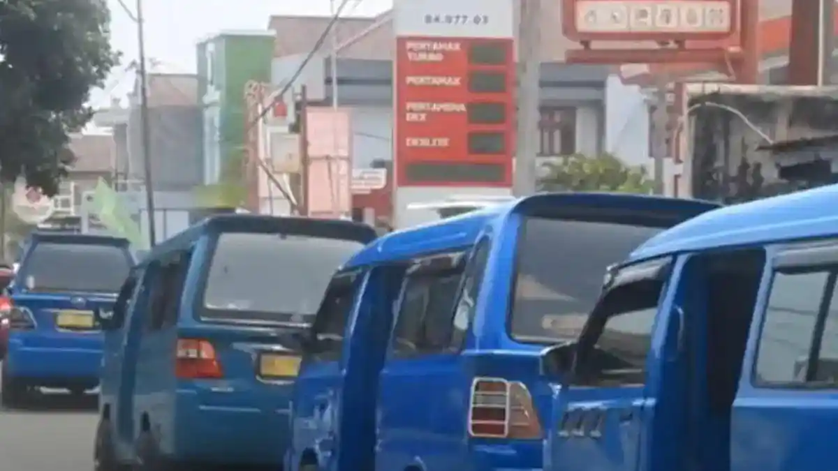 Antrean Pertalite Berjam-jam di Ternate, Kepadatan BBM Juga Terjadi di Polewali Mandar
