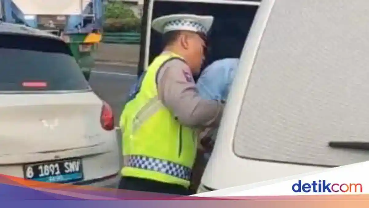 Kartu E-Toll Terjatuh, Tabrakan Tiga Kendaraan Terjadi di Tol Wiyoto Wiyono