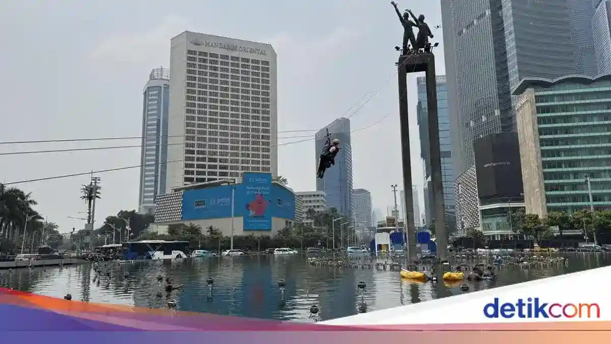 Aktivis Greenpeace Dievakuasi Usai Aksi di Patung Bundaran HI