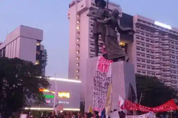 Aksi Dua Tahun Pemerintahan Prabowo-Gibran, Massa Bentangkan Tuntutan di Tugu Tani