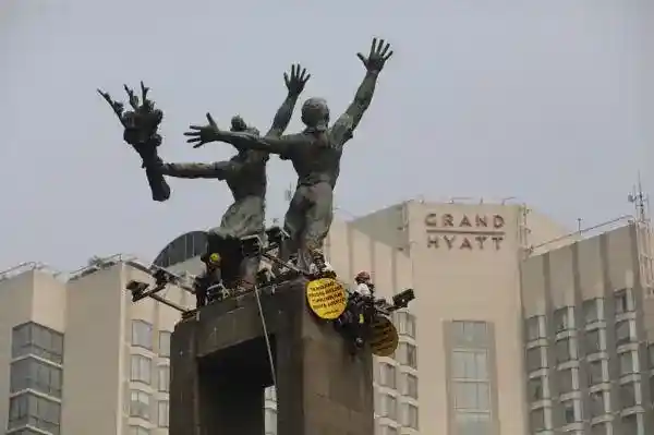 Aksi Greenpeace di Bundaran HI dan Pengingat Polisi soal Pelestarian Monumen