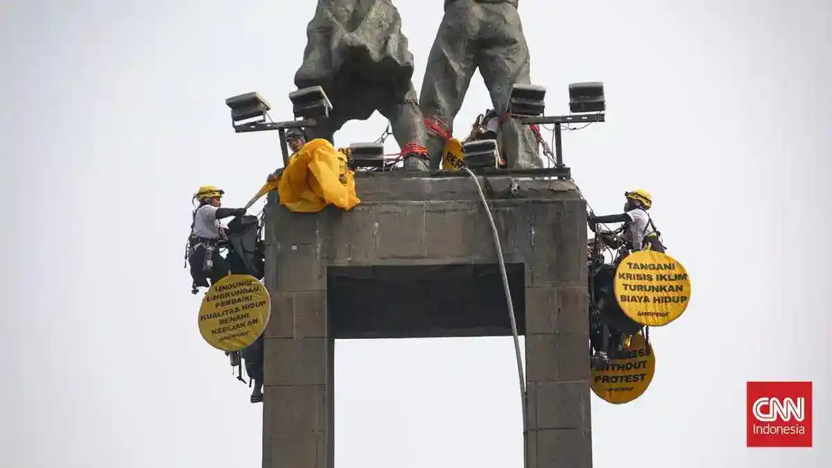 Enam Aktivis Greenpeace Dipulangkan Usai Aksi Spanduk di Bundaran HI