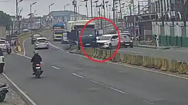 Manuver Xpander di Ujung Flyover Bukittinggi Berujung Tabrakan dengan Truk