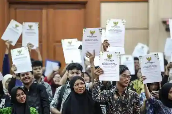 442 Warga Jakarta Barat Terima Bantuan untuk Menebus Ijazah
