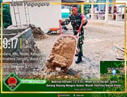 Babinsa Koramil 1512-01/Weda Serta Haidar Yasim Gotong Royong Bangun Kamar Mandi Fasilitas Umum Pasar