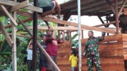 Babinsa Koramil 1710-07/Mapurujaya Laksanakan Komsos dan Bantu Warga Bangun Rumah