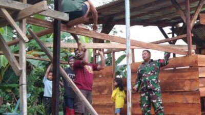 Babinsa Koramil 1710-07/Mapurujaya Laksanakan Komsos dan Bantu Warga Bangun Rumah
