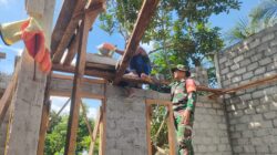 Tak Sekadar Mengawal, Babinsa Ikut Kencangkan Paku Bangun Rumah Warga